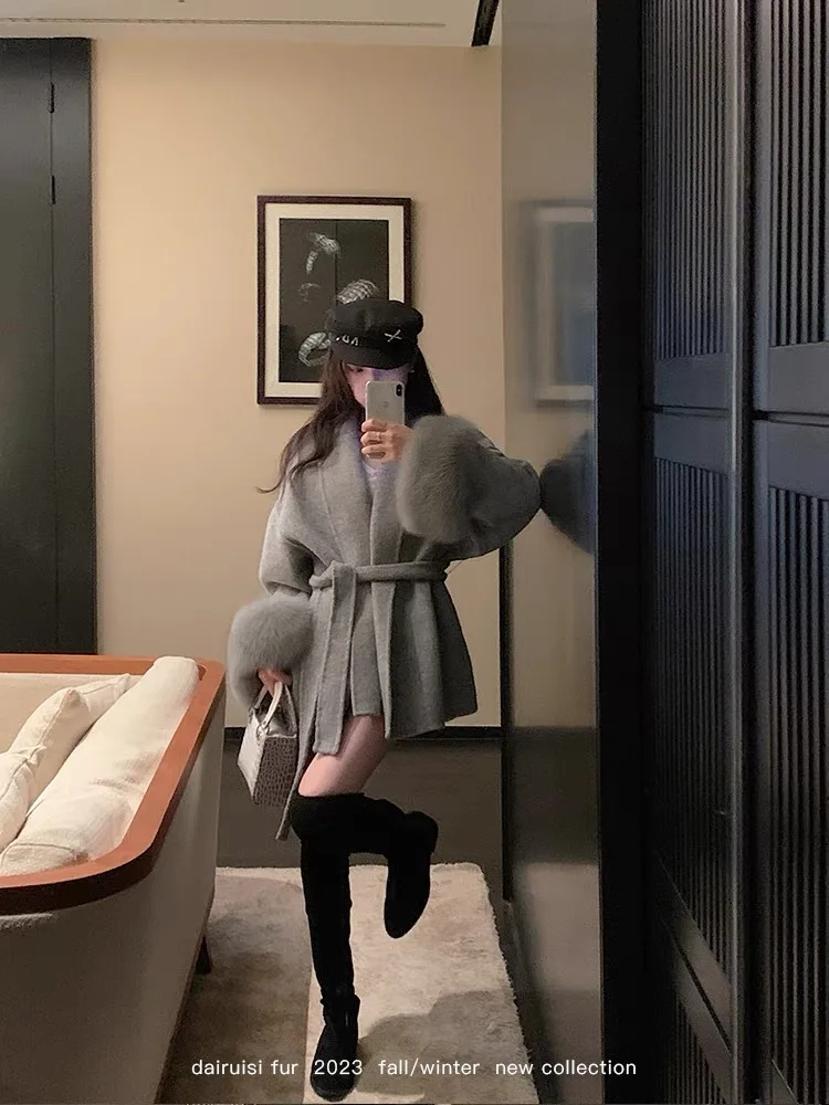 Description Picture 5 of item2023 New High End Double-sided Wool Strapping Coat Women Removable Cuffs Fox Fur Temperament Double-sided Cashmere Short Jacket