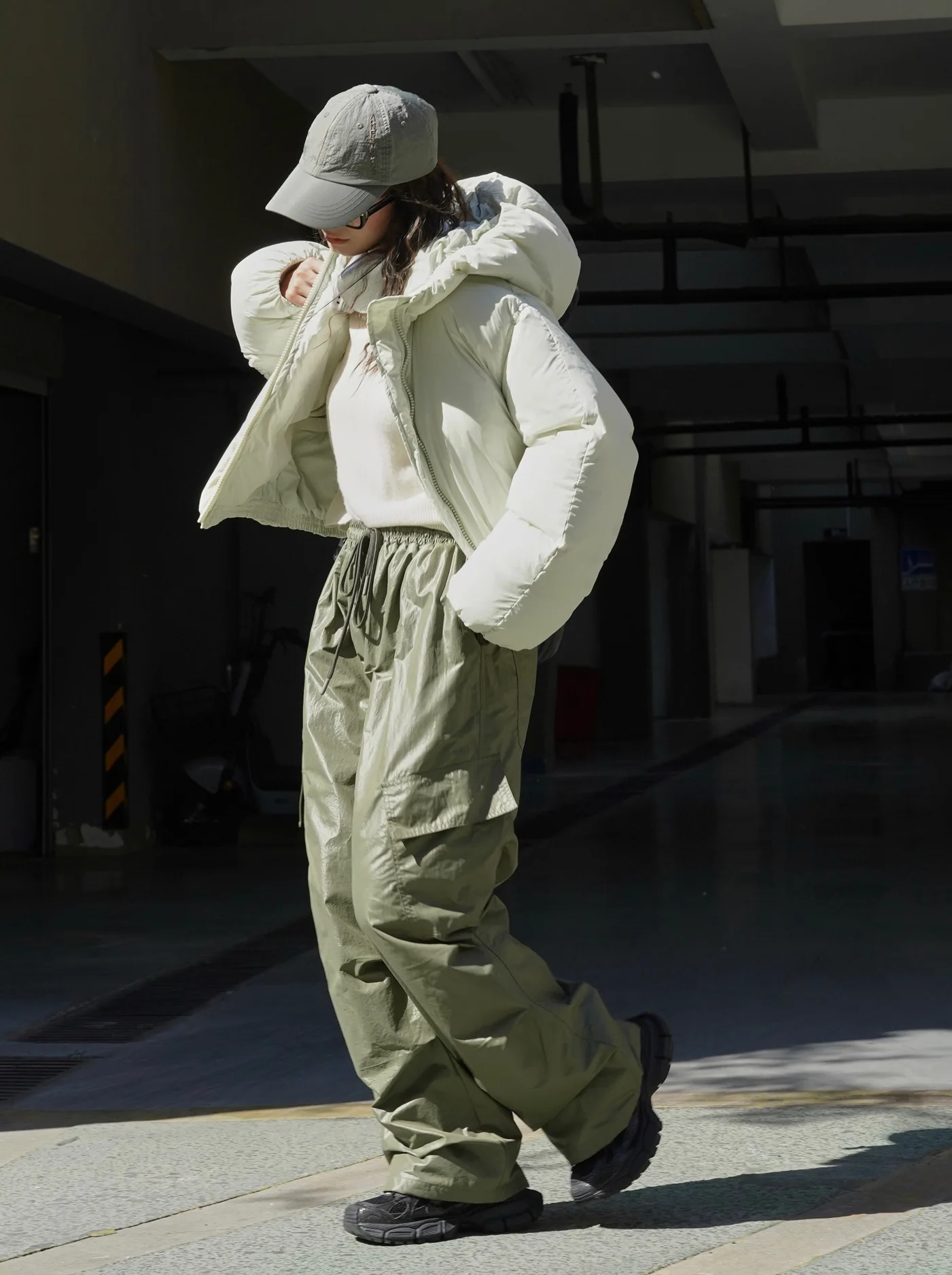 Description Picture 6 of item[LANMREM] Drawstring Leather Warm Pants For Women High Waist Wide Leg Trousers Tide Streetwear Clothing 2023 Winter New 26D7261