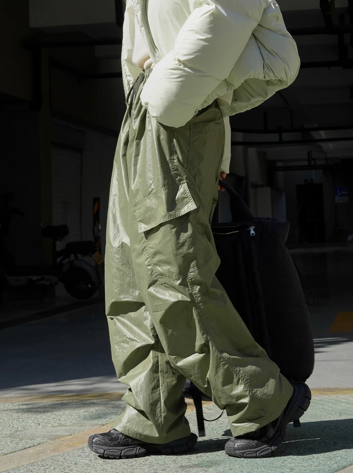 Description Picture 4 of item[LANMREM] Drawstring Leather Warm Pants For Women High Waist Wide Leg Trousers Tide Streetwear Clothing 2023 Winter New 26D7261