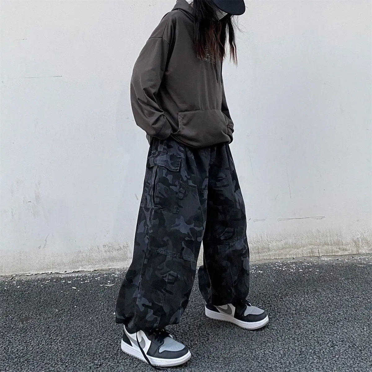 Description Picture 3 of itemHOUZHOU Harajuku Vintage Camouflage Cargo Pants Women Baggy Hip Hop Streetwear Wide Leg Trousers Casual 90s Oversized Unisex