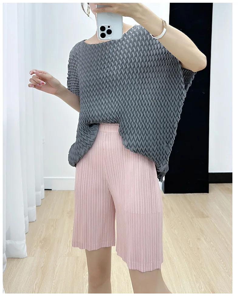 Description Picture 6 of itemShorts Women's Summer 2023 New Miyake Pleated Casual Solid Color Simple Versatile Casual Comfortable Straight Shorts