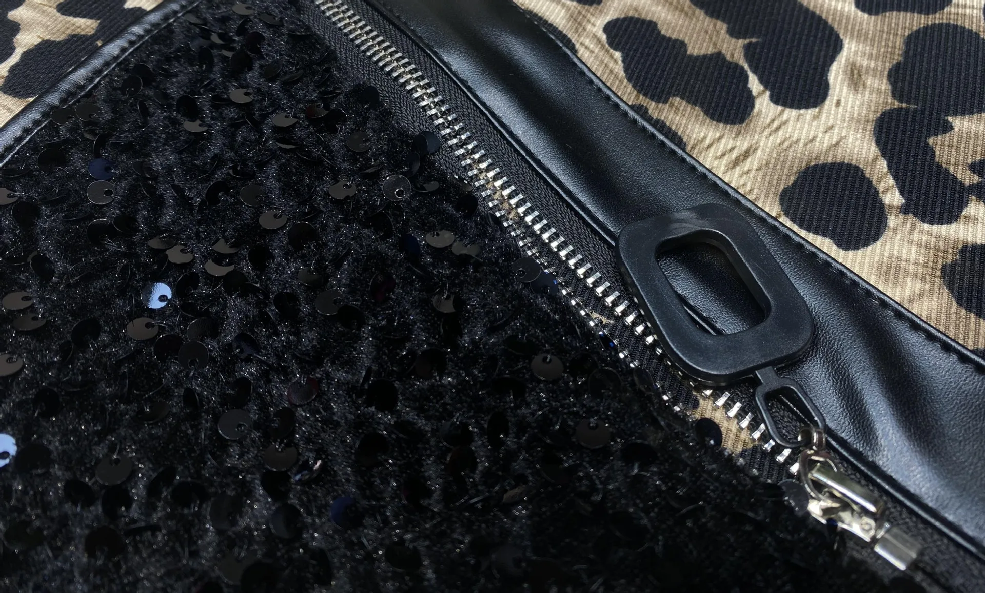 Description Picture 4 of itemOversized Leopard Waistcoat Women Autumn Winter Diamonds Vest Casual Loose Patchowork Hooded Sleeveless Outfit Chaleco de mujer