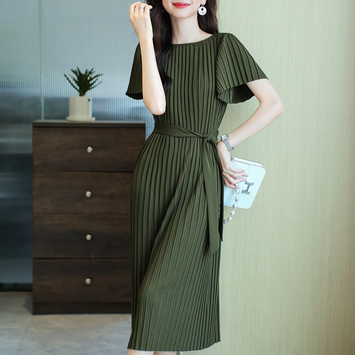 Description Picture 5 of item2023 Summer New Fashion Pleated Round Neck Spliced Slim Fit Dress Mid length Pleated dress vestidos Slim