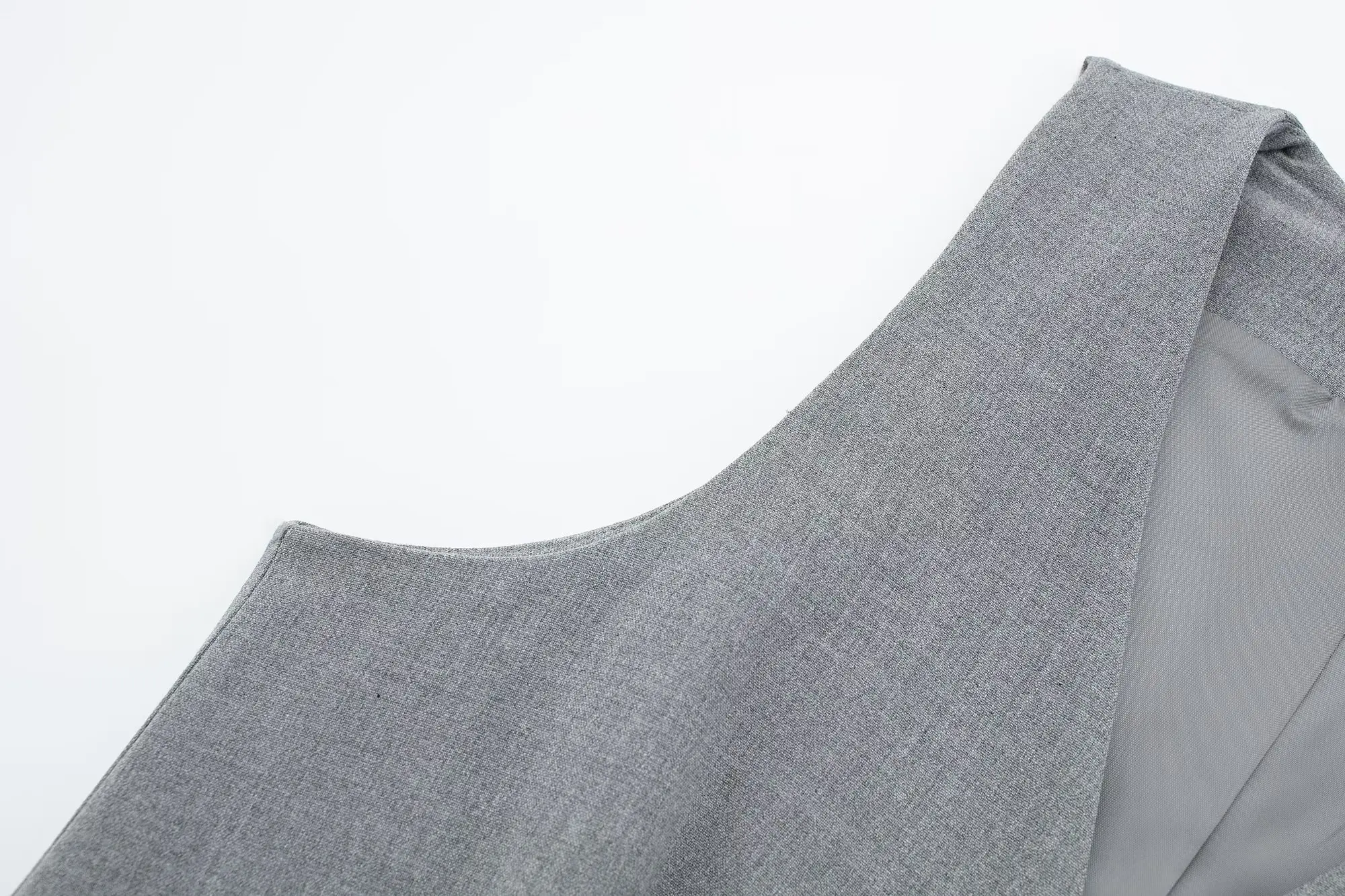 Description Picture 5 of itemTRAFZA Woman Slim Suits Solid Color V-Neck Sleeveless Pockets Single Breasted Vests+High Waist Pockets Decorate Short Pants