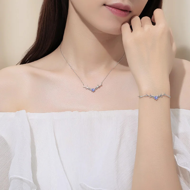 Elegant Antler Pendant Necklace: Women's Sweater Chain Jewelry Gift