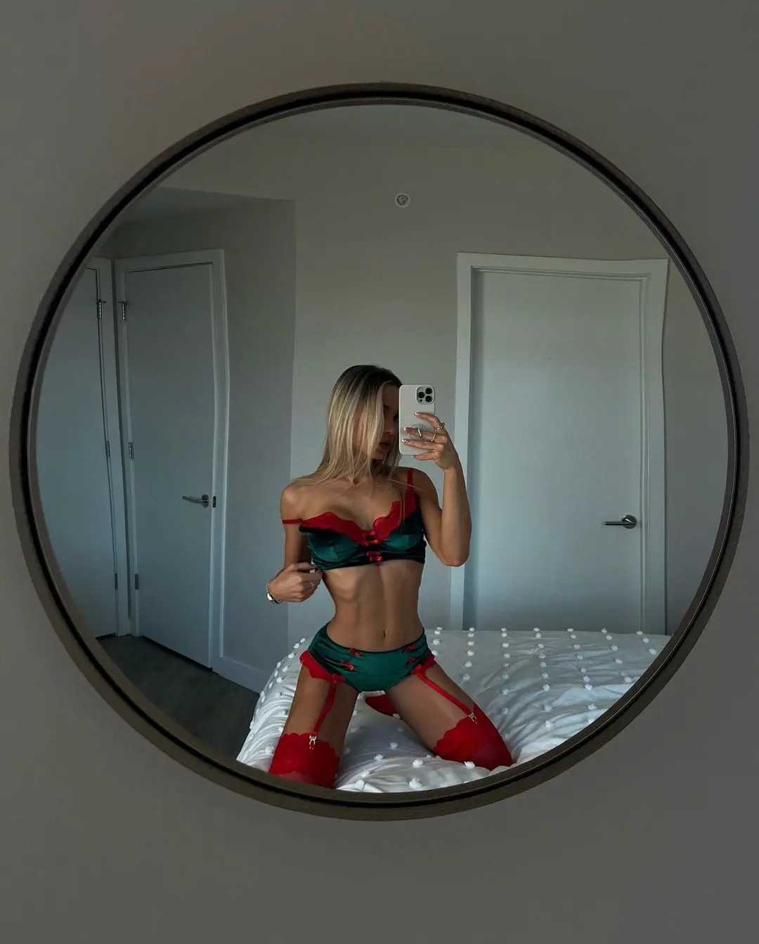 Description Picture 6 of itemVelvet Christmas Lingerie Set for Ladies with Bowknot and Lace Patchwork